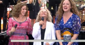 Carole King Performs With <em>Beautiful</em>'s Leading Ladies on the <em>Today Show</em>