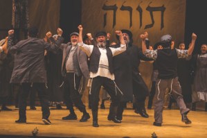 Joel Grey-Directed Yiddish <em>Fiddler on the Roof</em> Extends