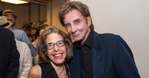 Barry Manilow Visits Jackie Hoffman and Cast of Yiddish <em>Fiddler on the Roof</em>