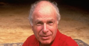 Peter Brook, Legendary Theater Director Behind Landmark <em>Midsummer</em> and <em>Marat/Sade</em>, Dies at 97