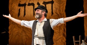 Review: Yiddish <em>Fiddler on the Roof</em> Returns for a Second Victory Lap