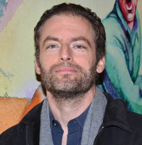 Justin Kirk Returns to His Theater Roots in <em>The Invisible Hand</em>